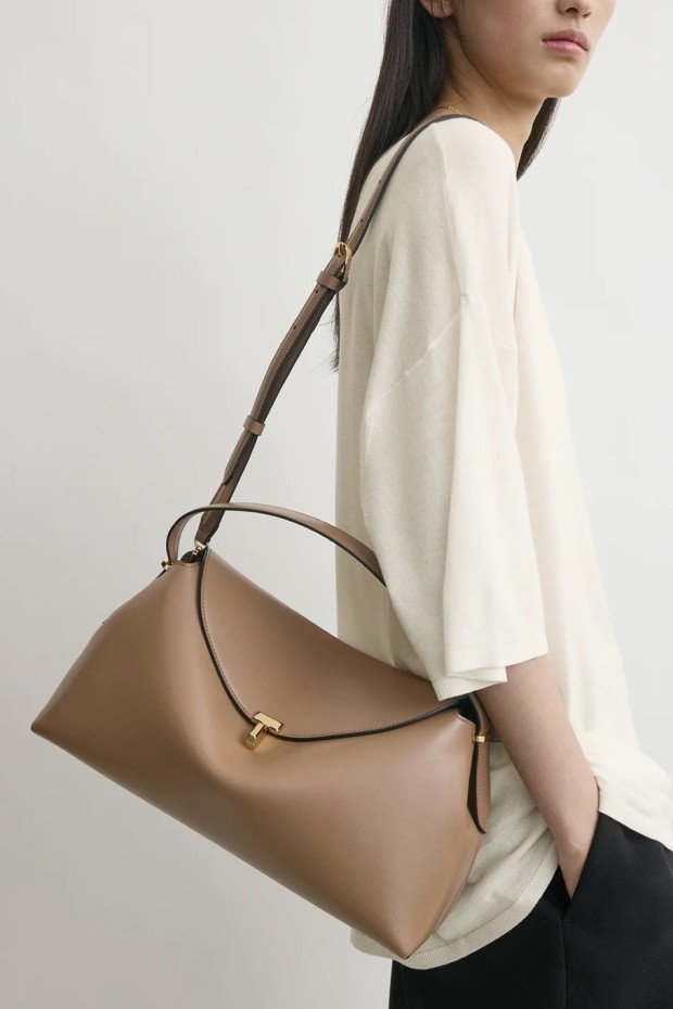 TOTEME T-lock kožená kabelka v camel barvě