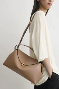 TOTEME T-lock kožená kabelka v camel barvě