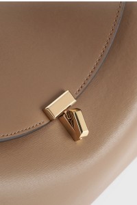 TOTEME T-lock kožená kabelka v camel barvě