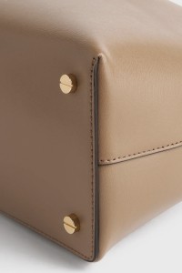 TOTEME T-lock kožená kabelka v camel barvě