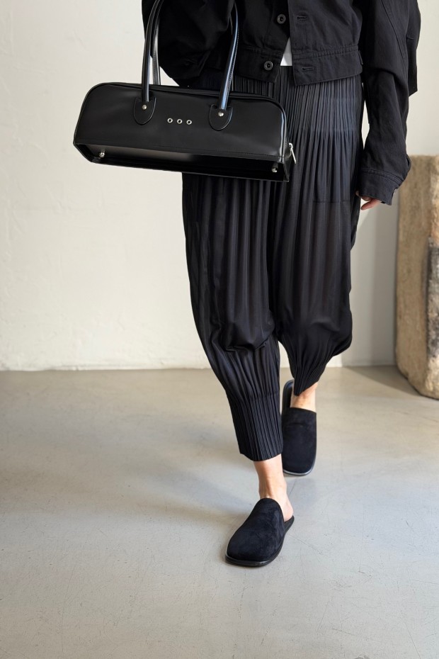 PLEATS PLEASE ISSEY MIYAKE černé kalhoty ke kotníkům