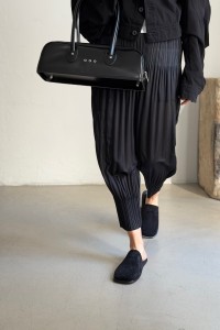 PLEATS PLEASE ISSEY MIYAKE černé kalhoty ke kotníkům