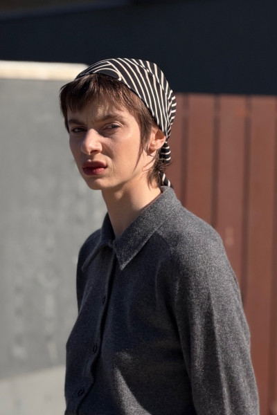 TOTEME hedvábný šátek s logem