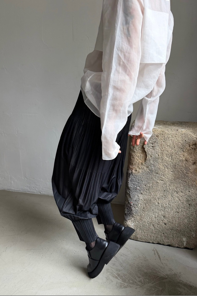 PLEATS PLEASE ISSEY MIYAKE černé kalhoty ke kotníkům