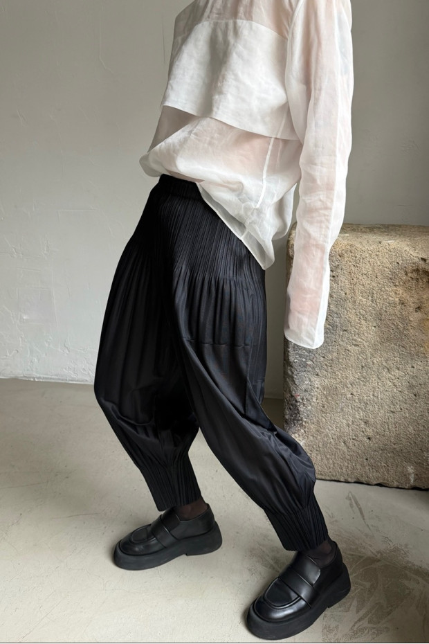 PLEATS PLEASE ISSEY MIYAKE černé kalhoty ke kotníkům