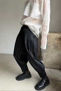 PLEATS PLEASE ISSEY MIYAKE černé kalhoty ke kotníkům