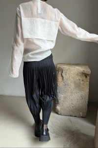 PLEATS PLEASE ISSEY MIYAKE černé kalhoty ke kotníkům