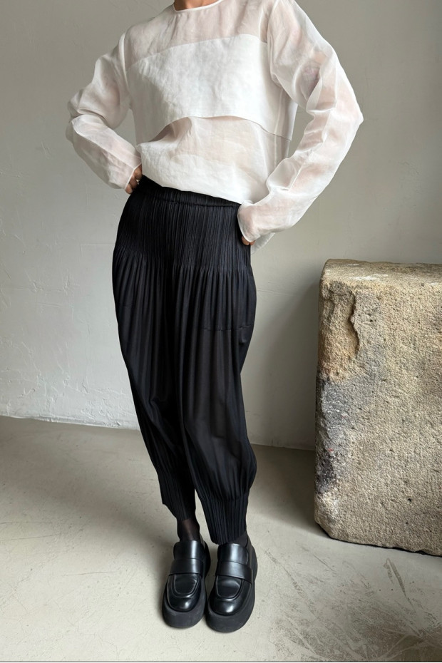 PLEATS PLEASE ISSEY MIYAKE černé kalhoty ke kotníkům