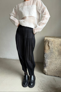 PLEATS PLEASE ISSEY MIYAKE černé kalhoty ke kotníkům