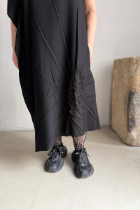 YOHJI YAMAMOTO černé šaty se zmačkaným efektem